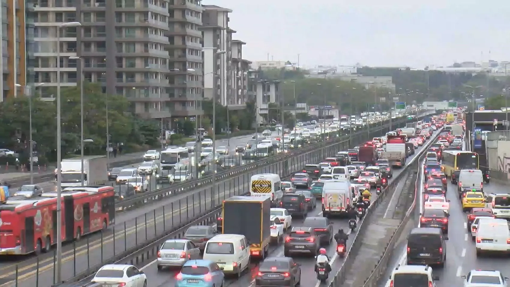 Megakentte akşam trafiği kilitlendi: Yüzde 89 yoğunlukla hayat durma noktasına geldi