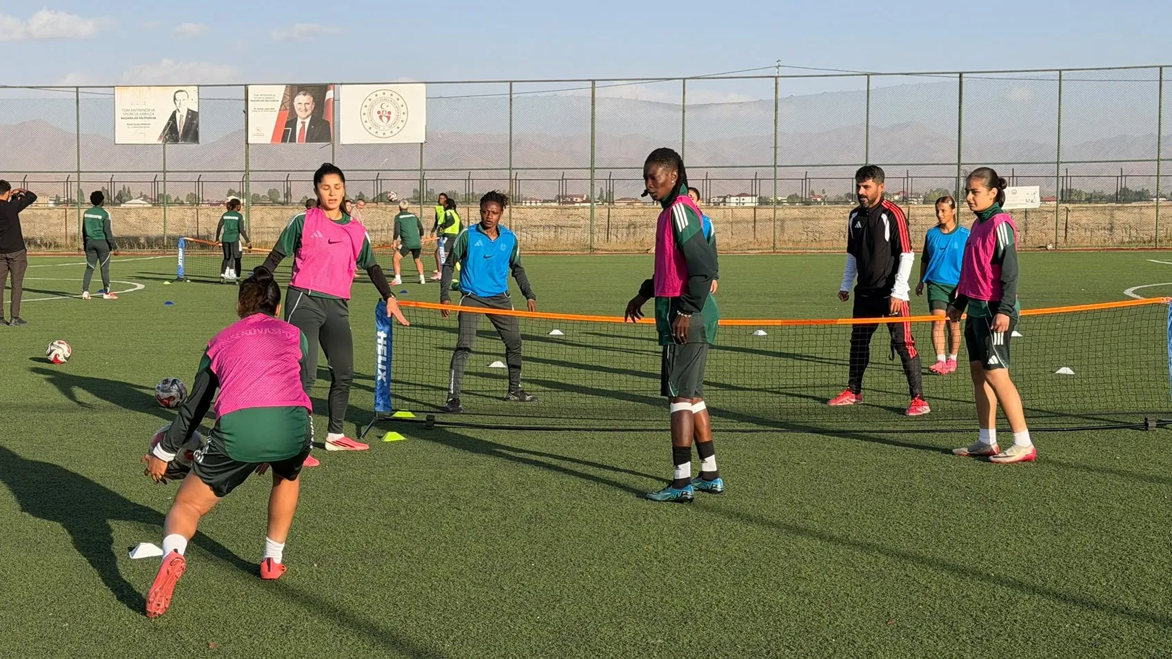 Yüksekova'nın futbol tutkunu kız kardeşleri: Aynı sahada buluşup ay-yıldızlı formayı hayal ediyorlar