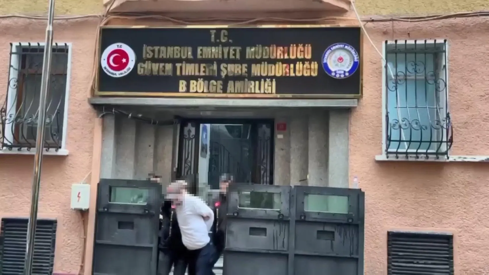 Taksim'in göbeğinde pes dedirten hırsızlık: Uyuyan vatandaşa sürünerek yaklaştı