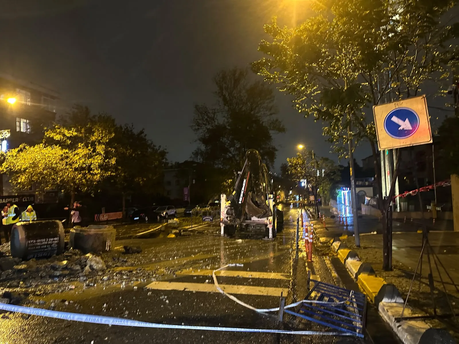 Eyüpsultan'da akşam saatlerinde korkutan çökme: Yol bir anda yarıldı