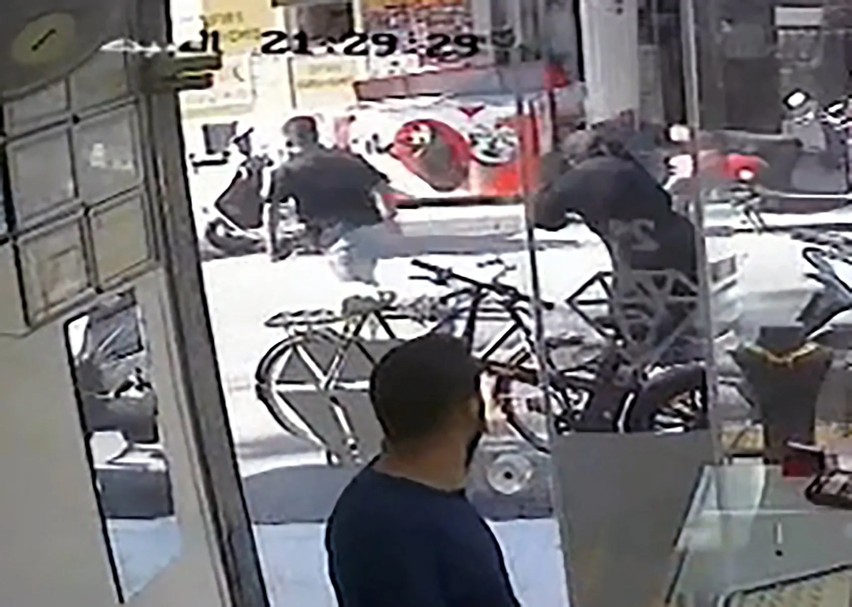 Adana'da gündüz vakti cüretkar gasp: Çantasını kaptırmamak için saniyelerle yarıştı