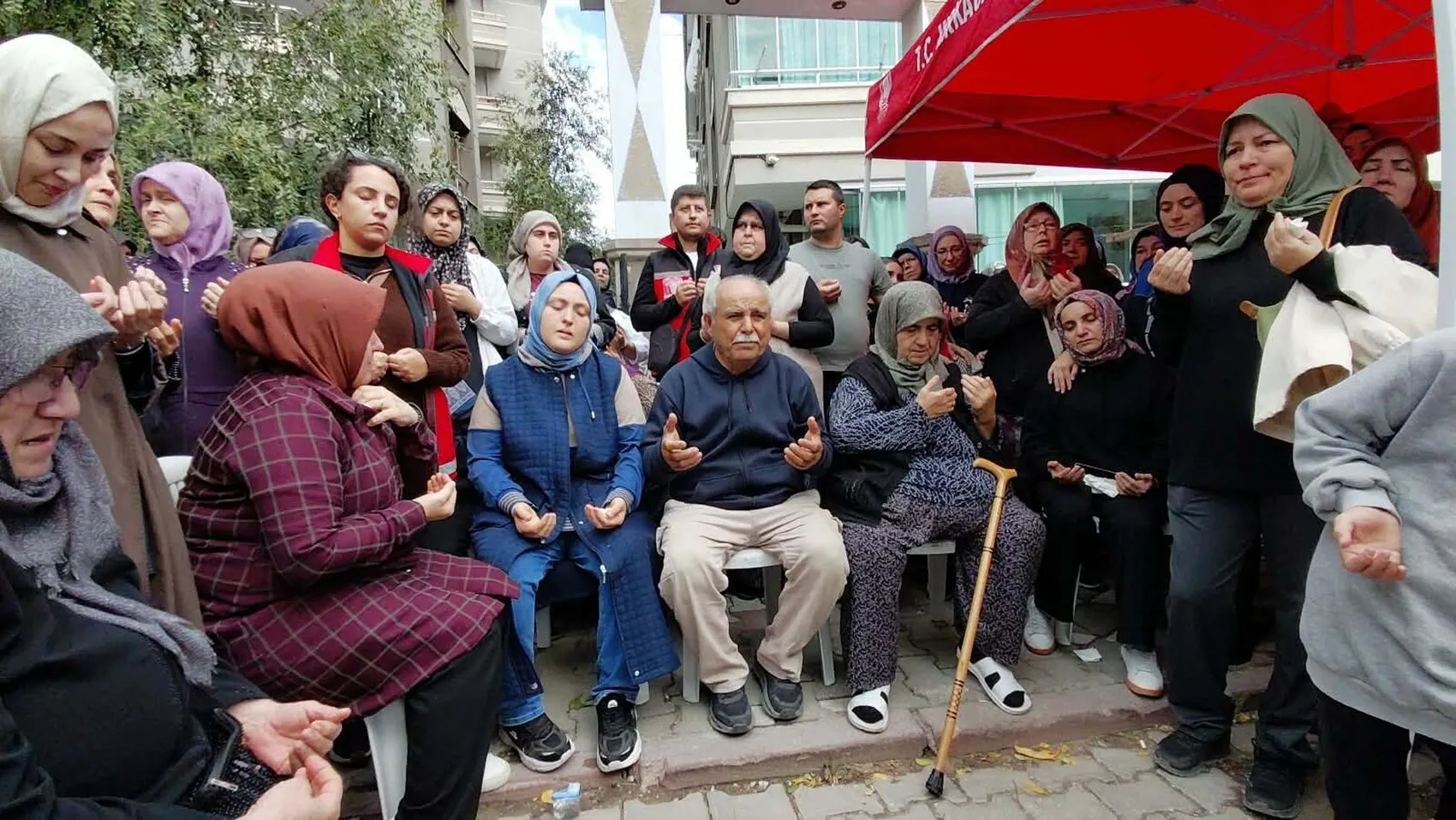 Soma'daki acı veda: Maden şehidi Ömer Karakaya son yolculuğuna uğurlandı
