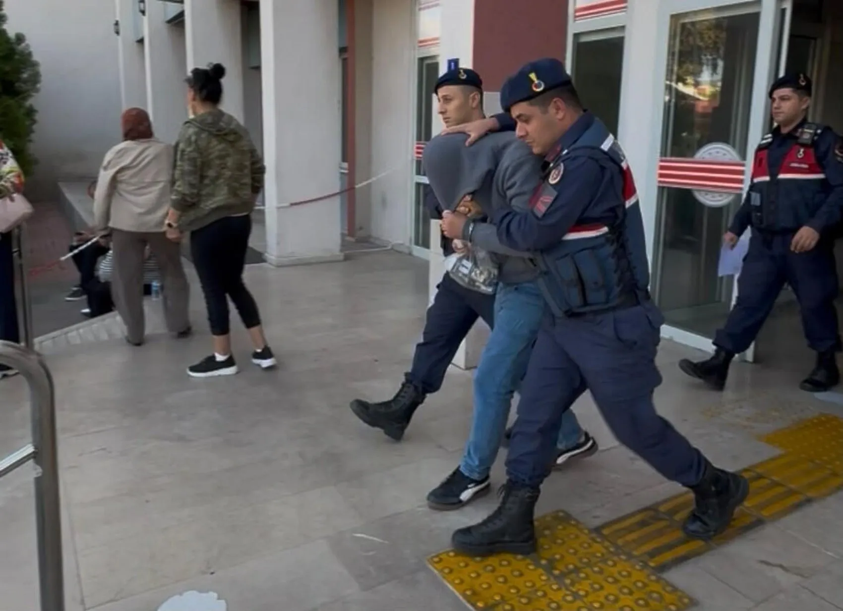 Nazilli'de narkotik baskını: Evini uyuşturucu deposuna çevirmiş