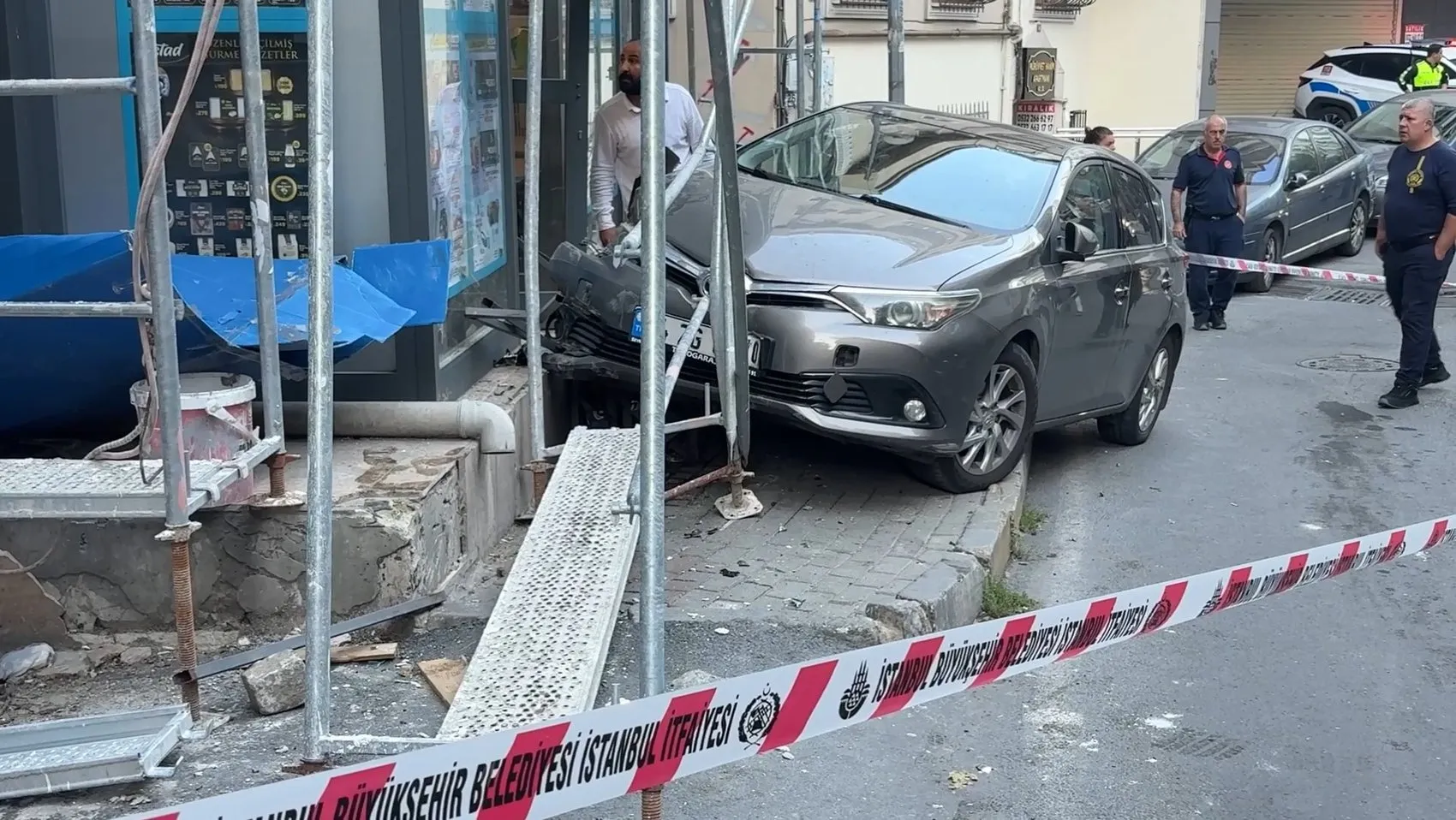 Market çıkışında dehşet anları: Kontrolden çıkan araç yayayı biçti