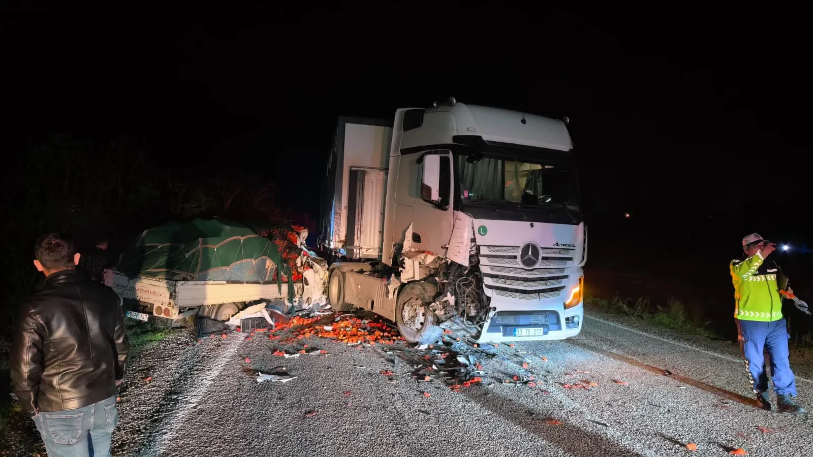 İnegöl yolunda dehşet anları: Domates yüklü kamyonet hurdaya döndü