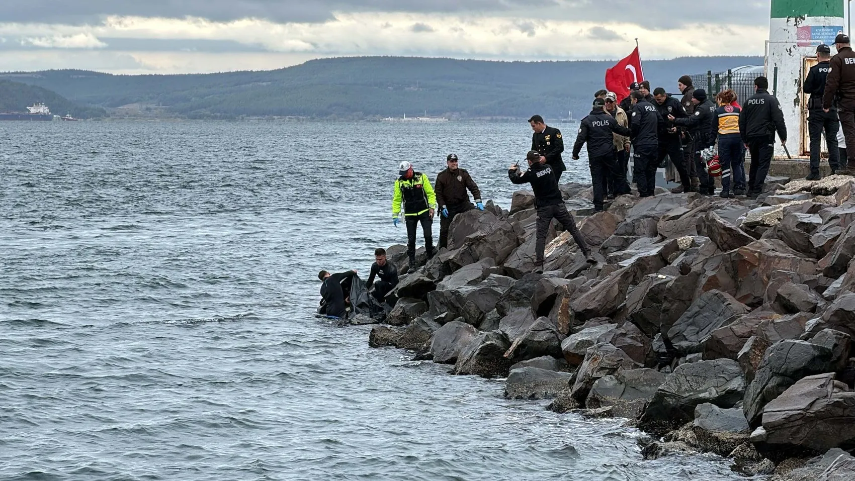 Çanakkale sahilinde korkutan keşif: Kayalıkların arasında cansız beden bulundu
