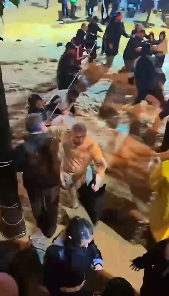 Sarıyer'de sağanak kabusu: Vatandaşlar karşıya geçmek için halata sarıldı