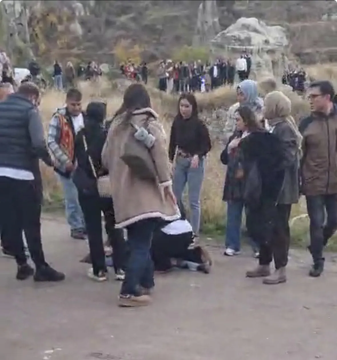 Kapadokya'da turistik gezi faciayla bitti: Peribacasından kopan kayalar can aldı