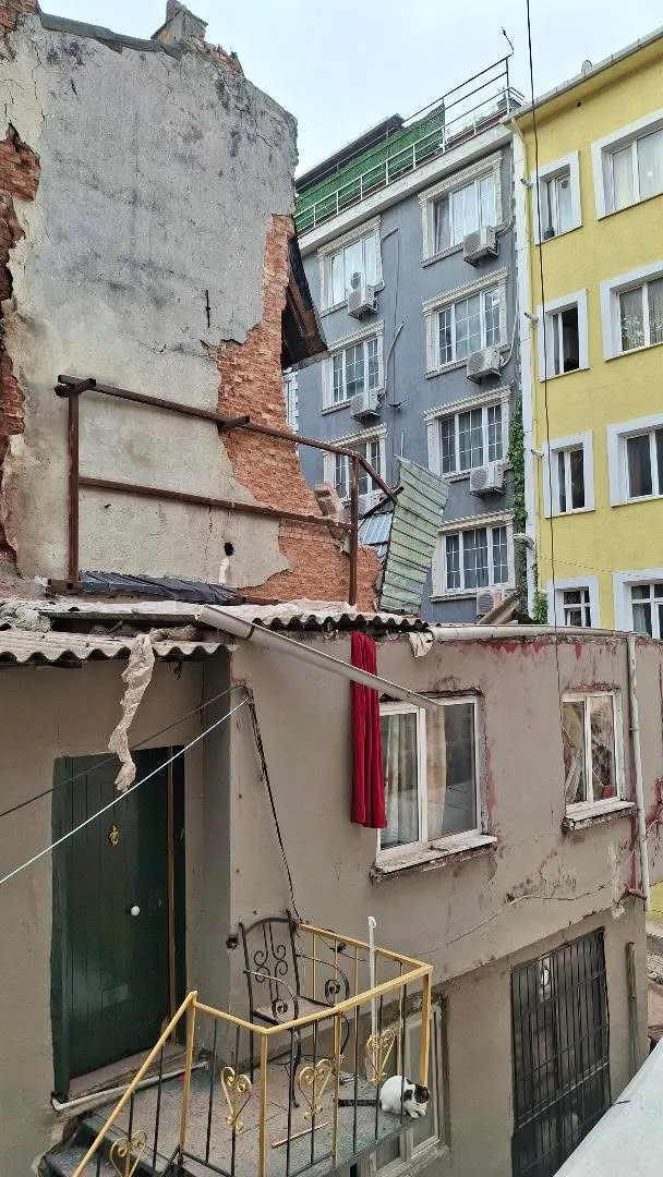 Beyoğlu'nda korkulan oldu: Dört gün önce uyarı veren bina yerle bir oldu