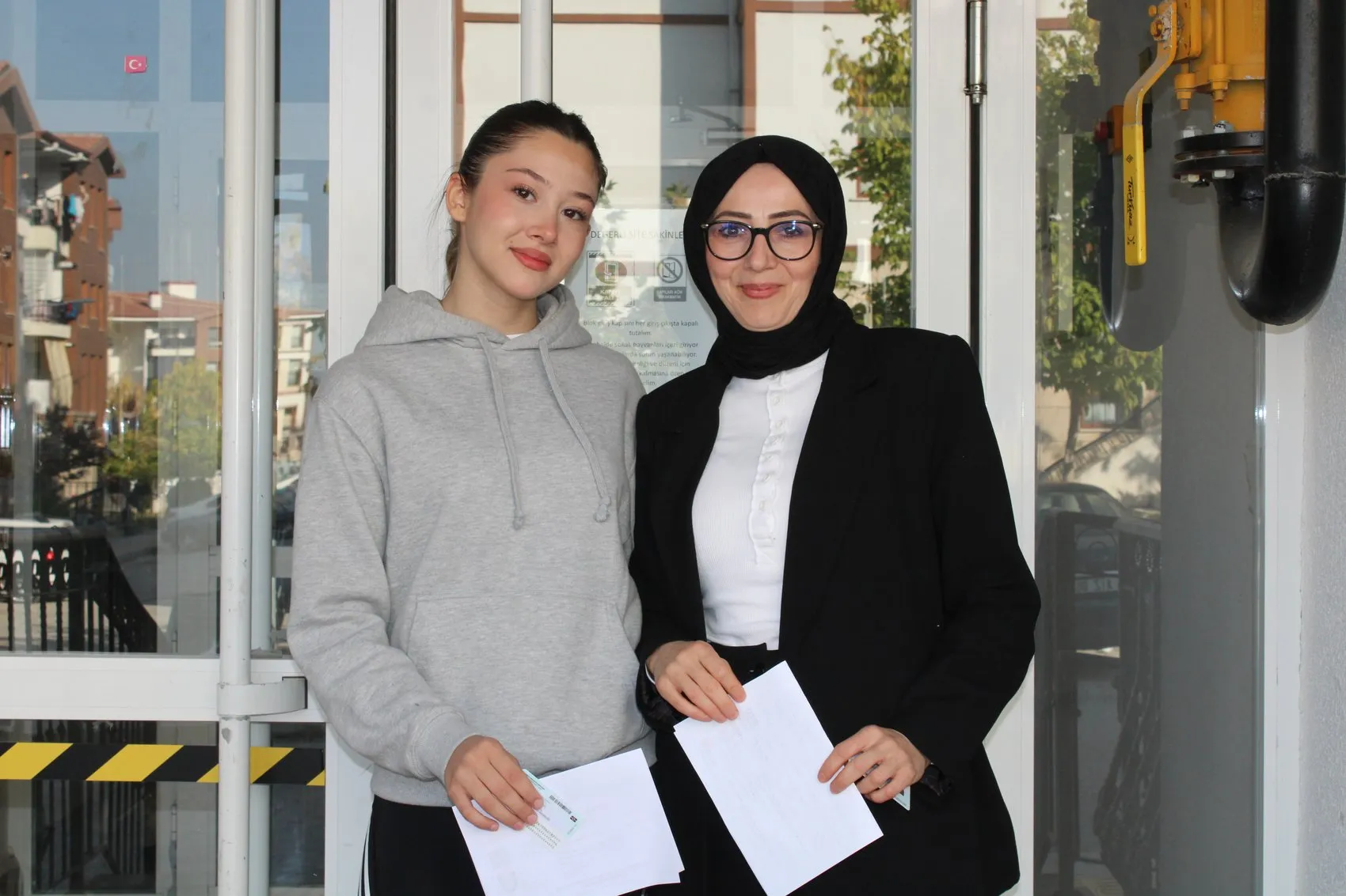 Malatya'da Sınav Heyecanı: Anne ve Kızı Aynı Okulda Ter Döktü