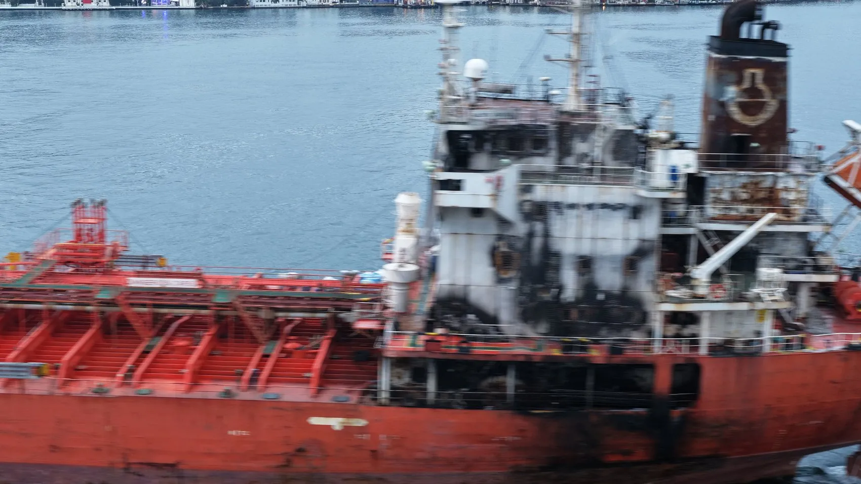 Dron saldırısının izlerini taşıyan dev tanker İstanbul Boğazı'nı kilitledi