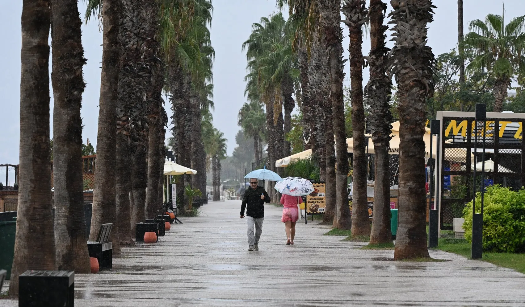 Antalya'da sağanak yağışa inat: Konyaaltı'nda deniz keyfi