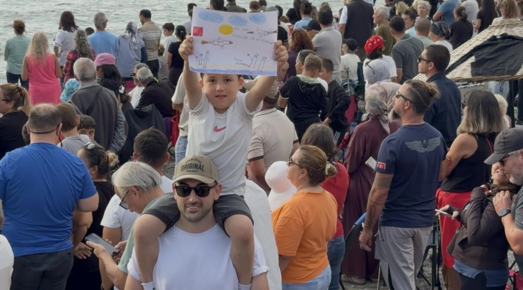 Fethiye semalarında nefes kesen şov: Türk Yıldızları izleyenleri büyüledi