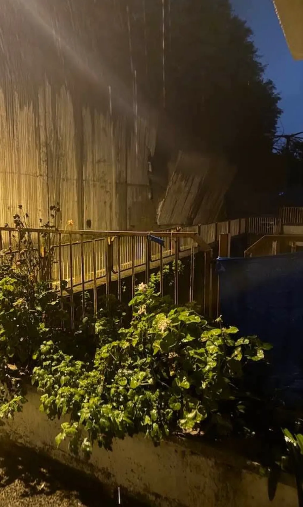 Zonguldak'ta şiddetli yağışın bilançosu ağır oldu: Lojman duvarı araçların üzerine devrildi
