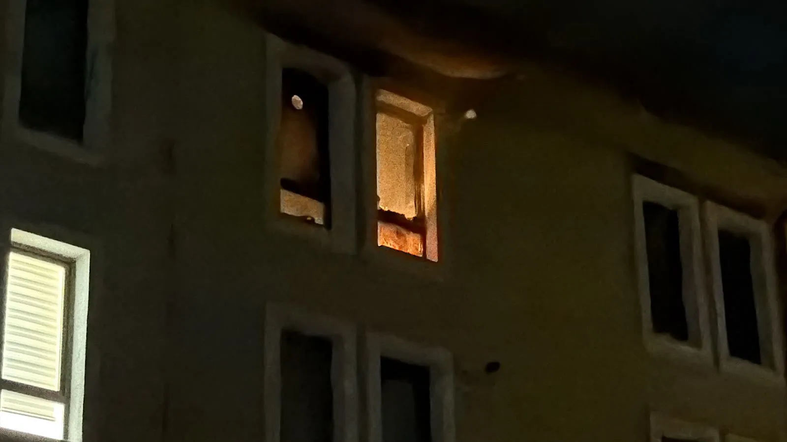 Kütahya'da şafak vakti korkutan alevler: Apartman sakinleri sokağa döküldü