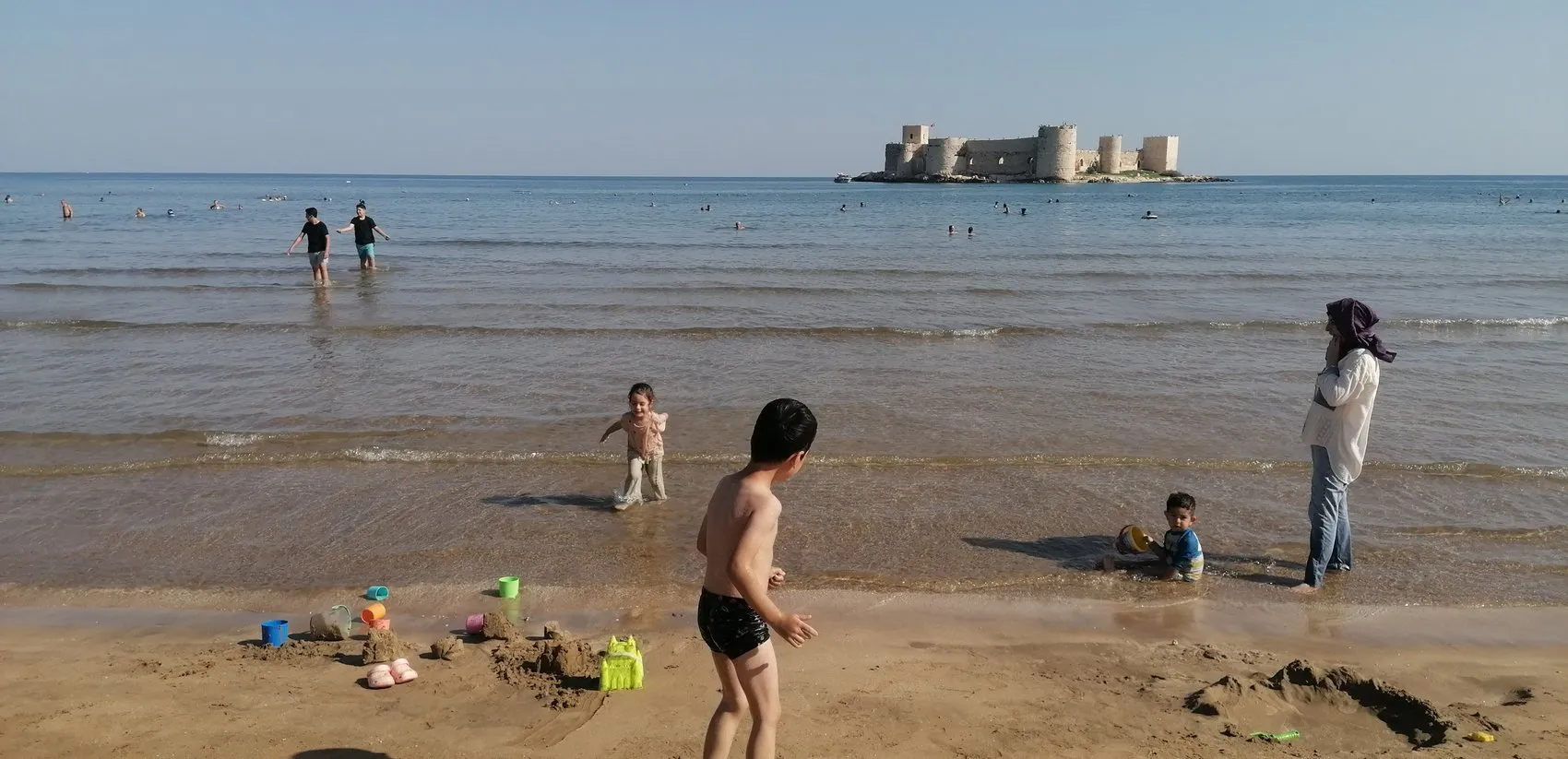 Takvimler ekimi gösterse de Mersin'de yaz bitmiyor: Tatilciler rotayı Kızkalesi'ne çevirdi