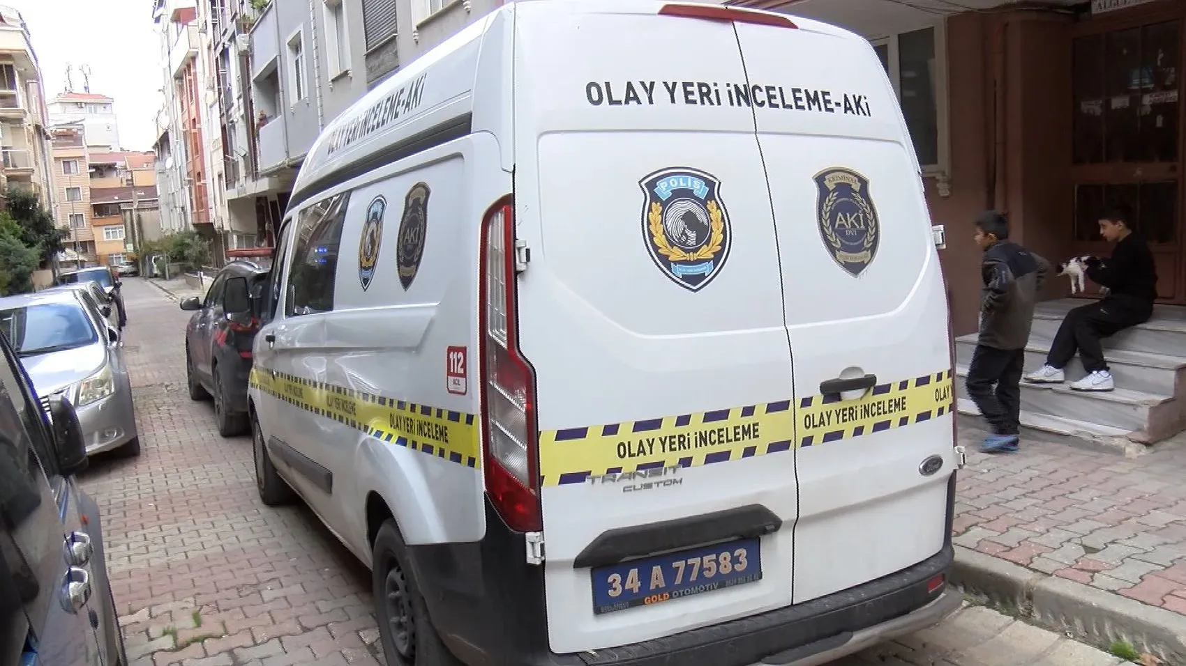 Çarşaflı kaçış planı kabusa döndü: 3'üncü kattan düşen iki genç kız ağır yaralandı