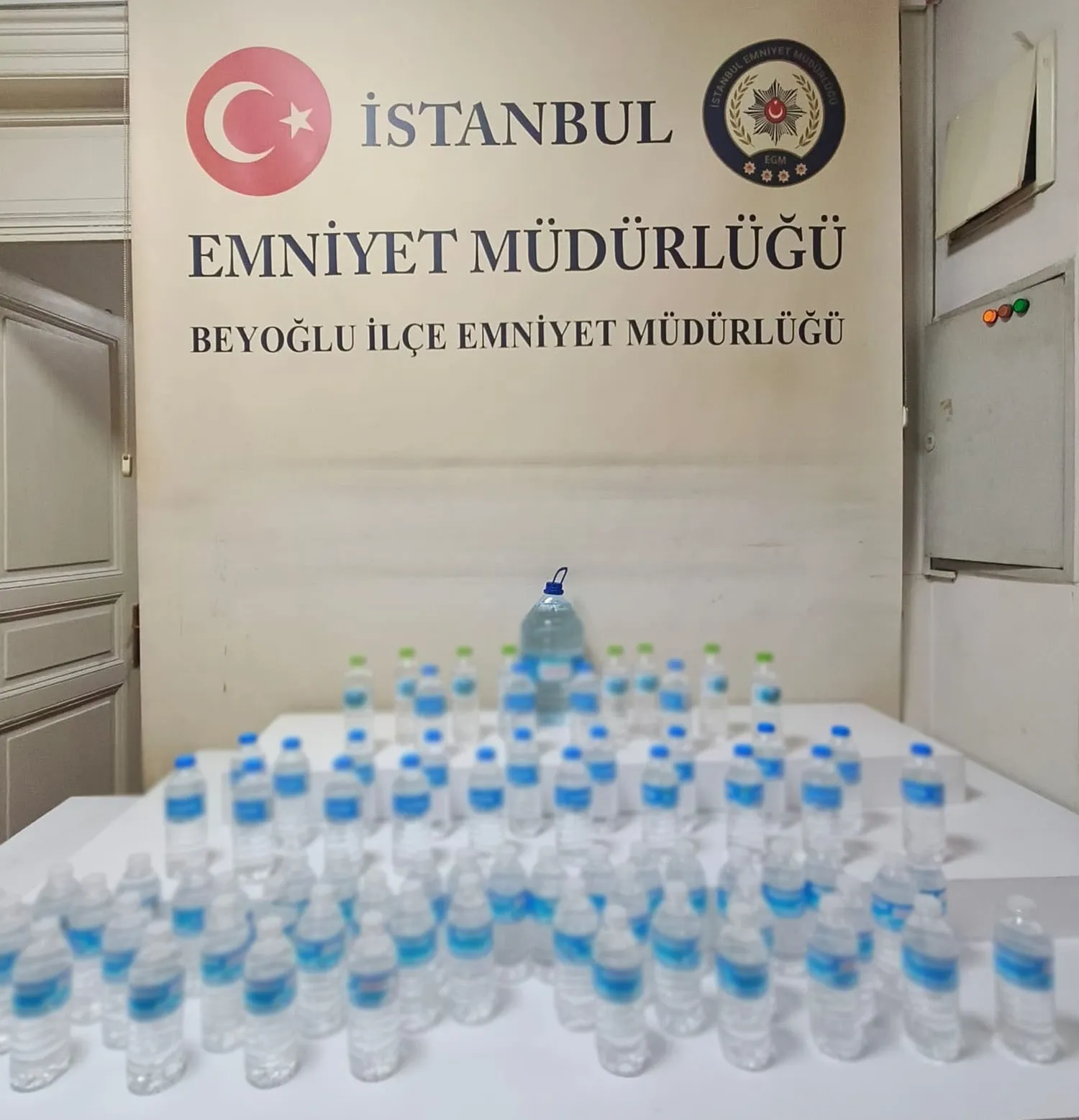Su şişesi kılıfıyla kaçak alkol operasyonu: Beyoğlu'nda şüpheli yakalandı