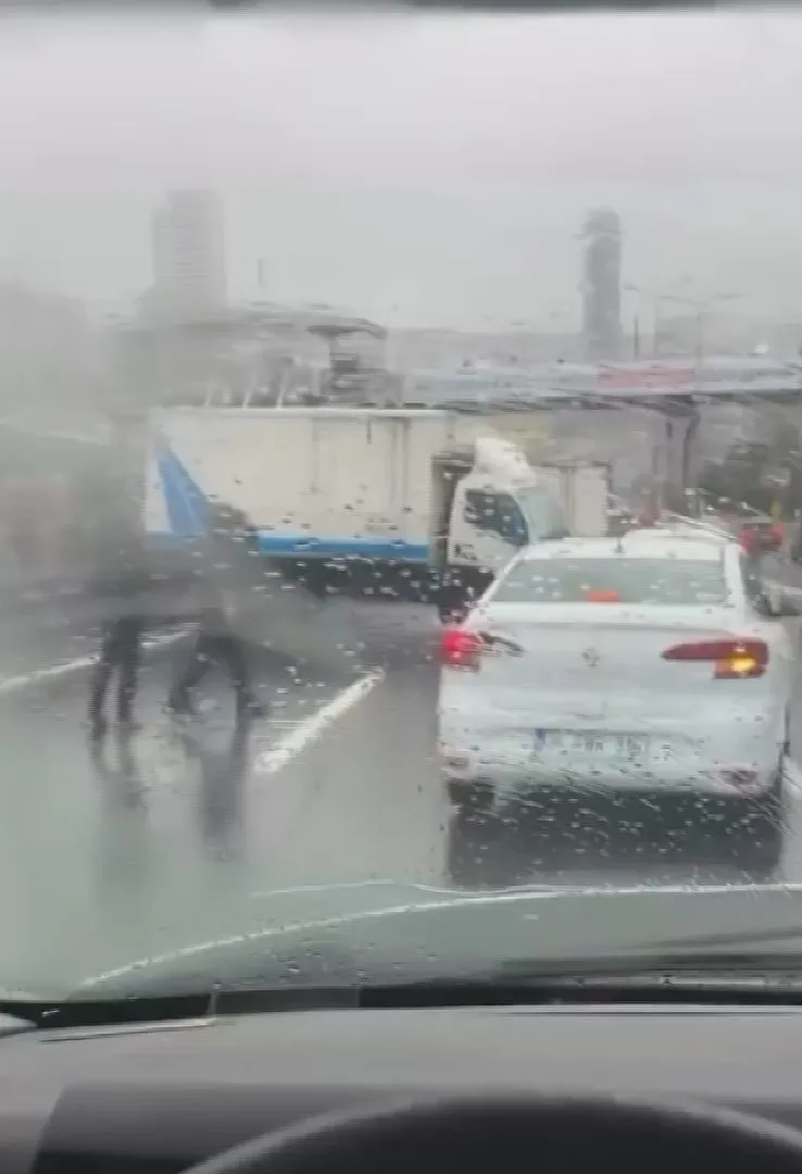 Haramidere hattında yağmur kazayı beraberinde getirdi: Metrobüs yolu kilitlendi