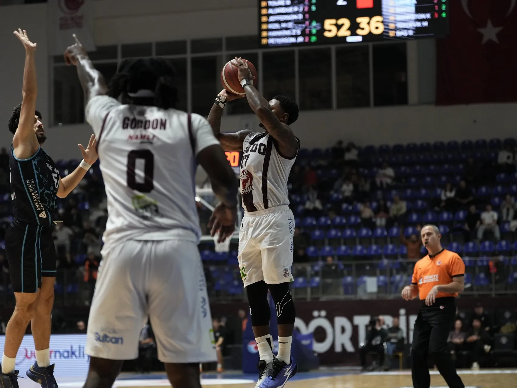 Bandırma'da Basketbol Şöleni: Ev Sahibi Rakibine Geçit Vermedi