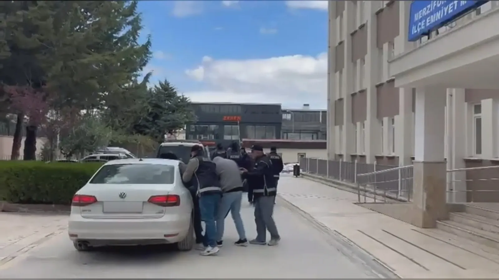 Amasya'da av bayisi maskeli yasa dışı silah ağı çökertildi