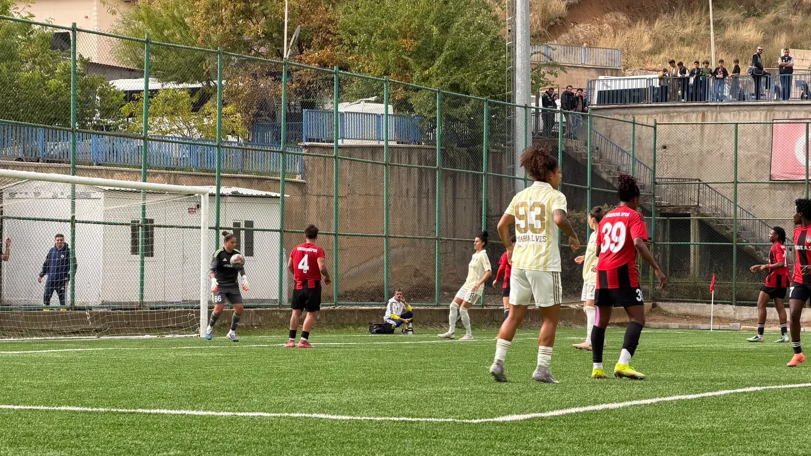Şemdinli'de devlere geçit yok: Yüksekova Spor lideri puanla uğurladı