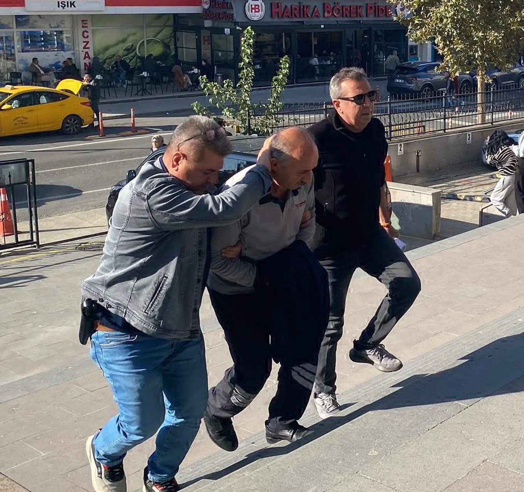 Kuyumcuyu oyuncak silahla korkutmaya çalıştı: Kaçışı kısa sürdü