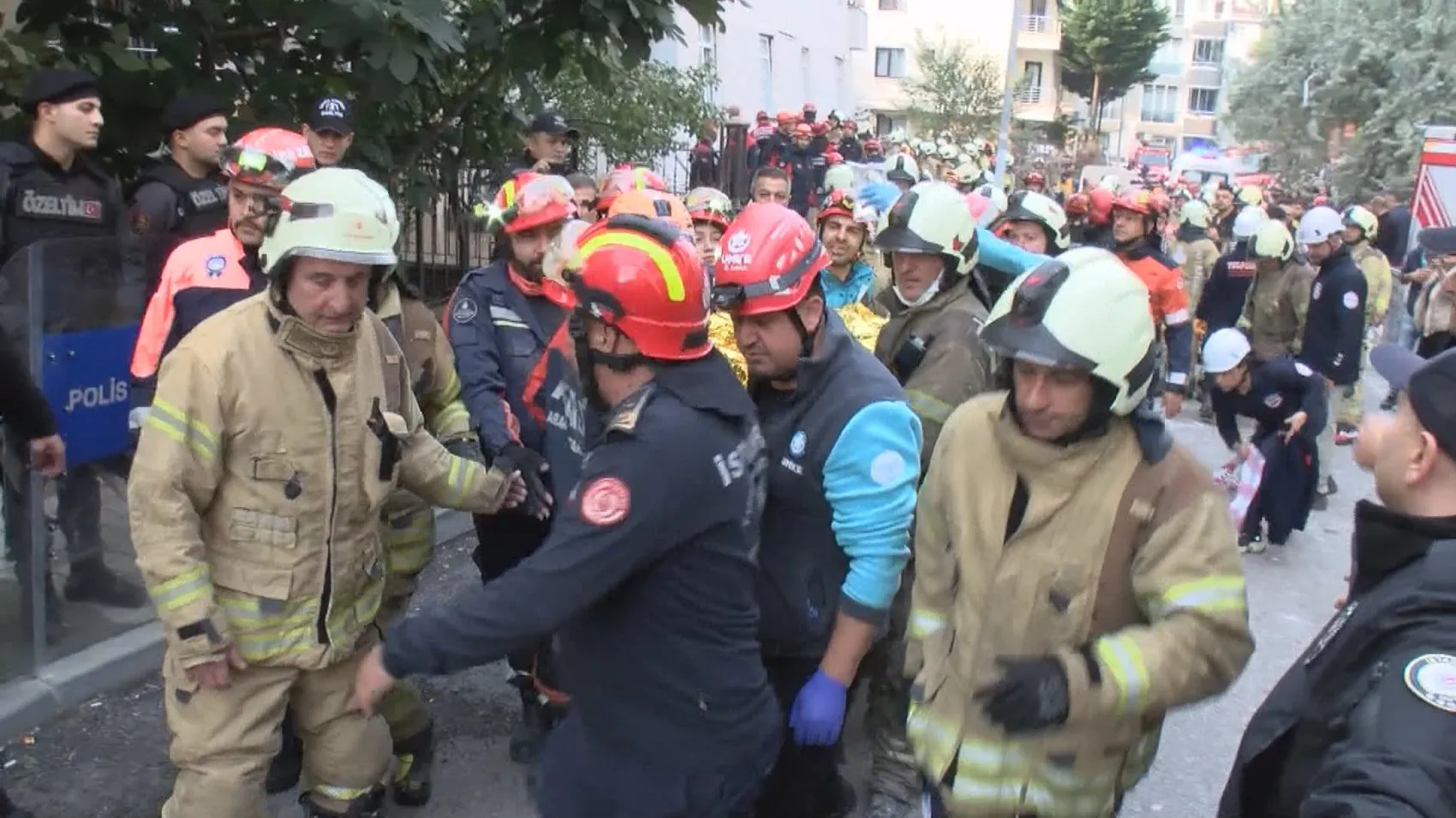 Maltepe'de Kabus Gecesi: 7 Katlı Binanın Alt Katları Bir Anda Çöktü