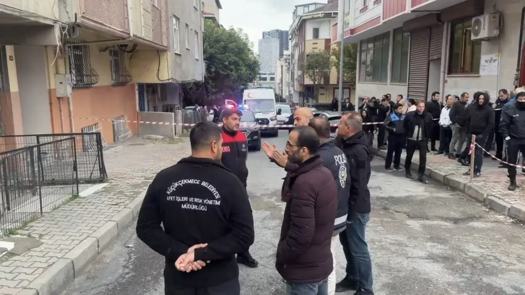 Küçükçekmece'de korku dolu anlar: 7 katlı binadan gelen sesler üzerine acil tahliye kararı
