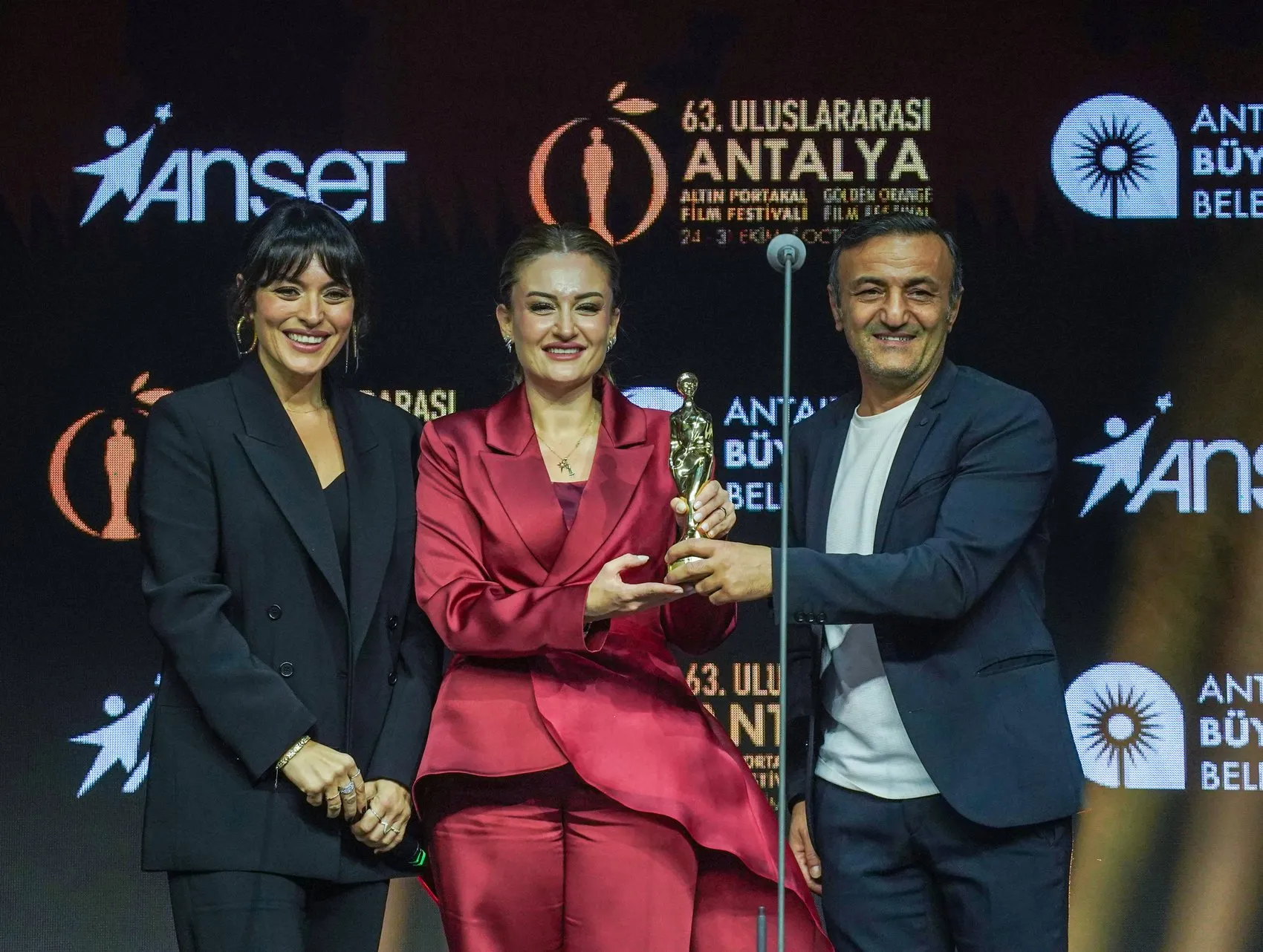 Altın Portakal'da duygusal anlar: Menderes Samancılar ödülünü özgür basına adadı