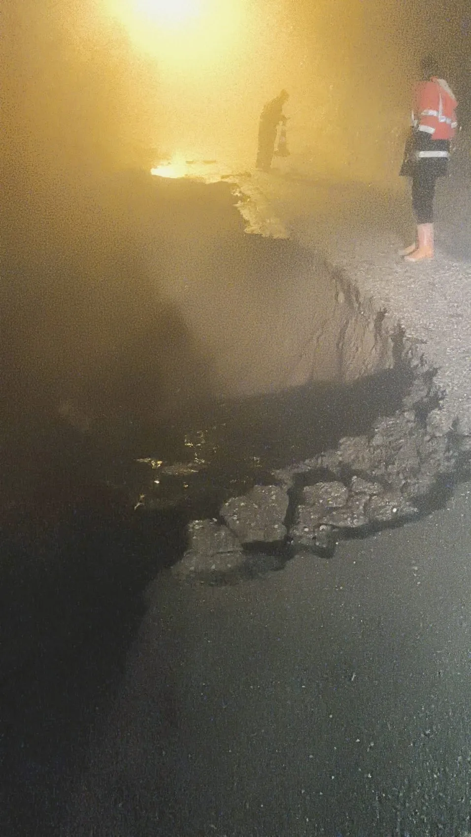 Akyazı'da doğa gücünü gösterdi: İki mahalleyi birbirine bağlayan yol haritadan silindi