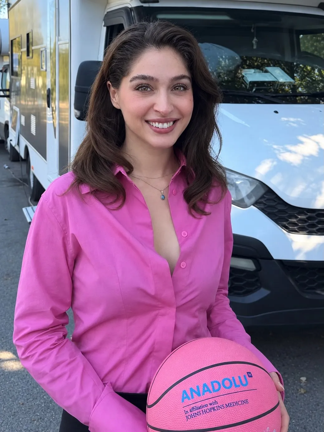 Cemre Baysel'den parkede anlamlı mesaj: Pembe top bu kez erken tanı için havalanıyor