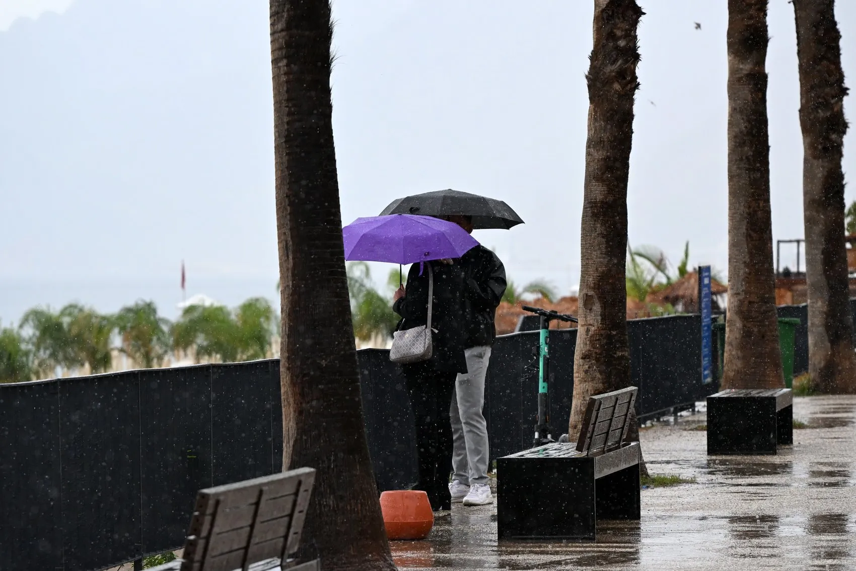 Antalya'da sağanak yağışa inat: Konyaaltı'nda deniz keyfi