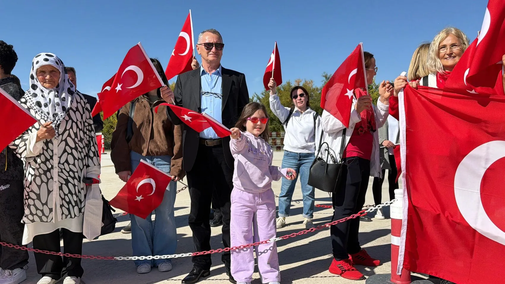 Gökyüzünde Cumhuriyet imzası: Yüzlerce kişi birleşti, akrobasi uçağı yıldızı tamamladı