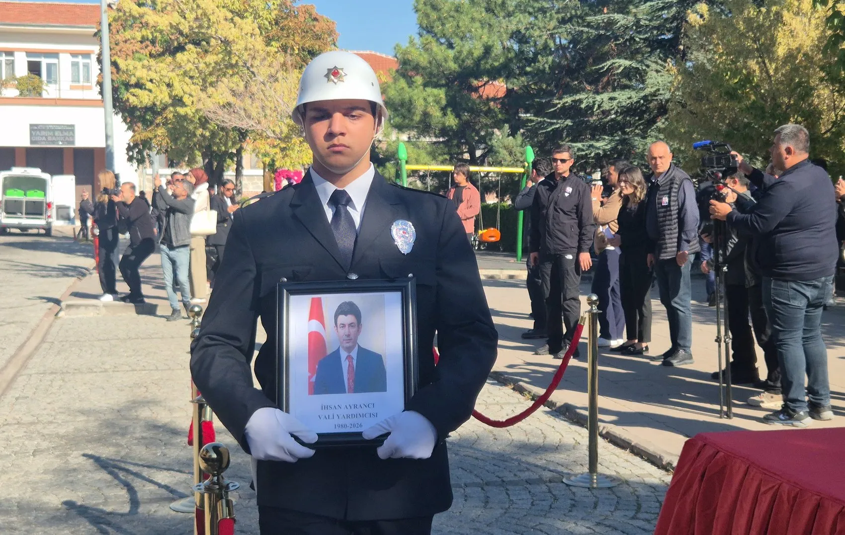 Afyonkarahisar'da hüzünlü veda: Vali Yardımcısı İhsan Ayrancı son yolculuğuna uğurlandı