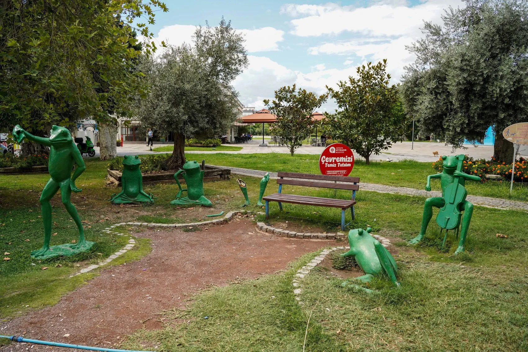 Antalya'nın neşeli kurbağalarına çirkin saldırı: Çocukların gözdesi artık yok