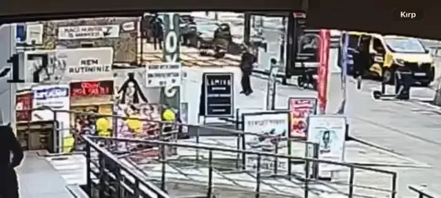 Bağdat Caddesi'nde dehşet anları: Yürürken üzerlerine devrildi