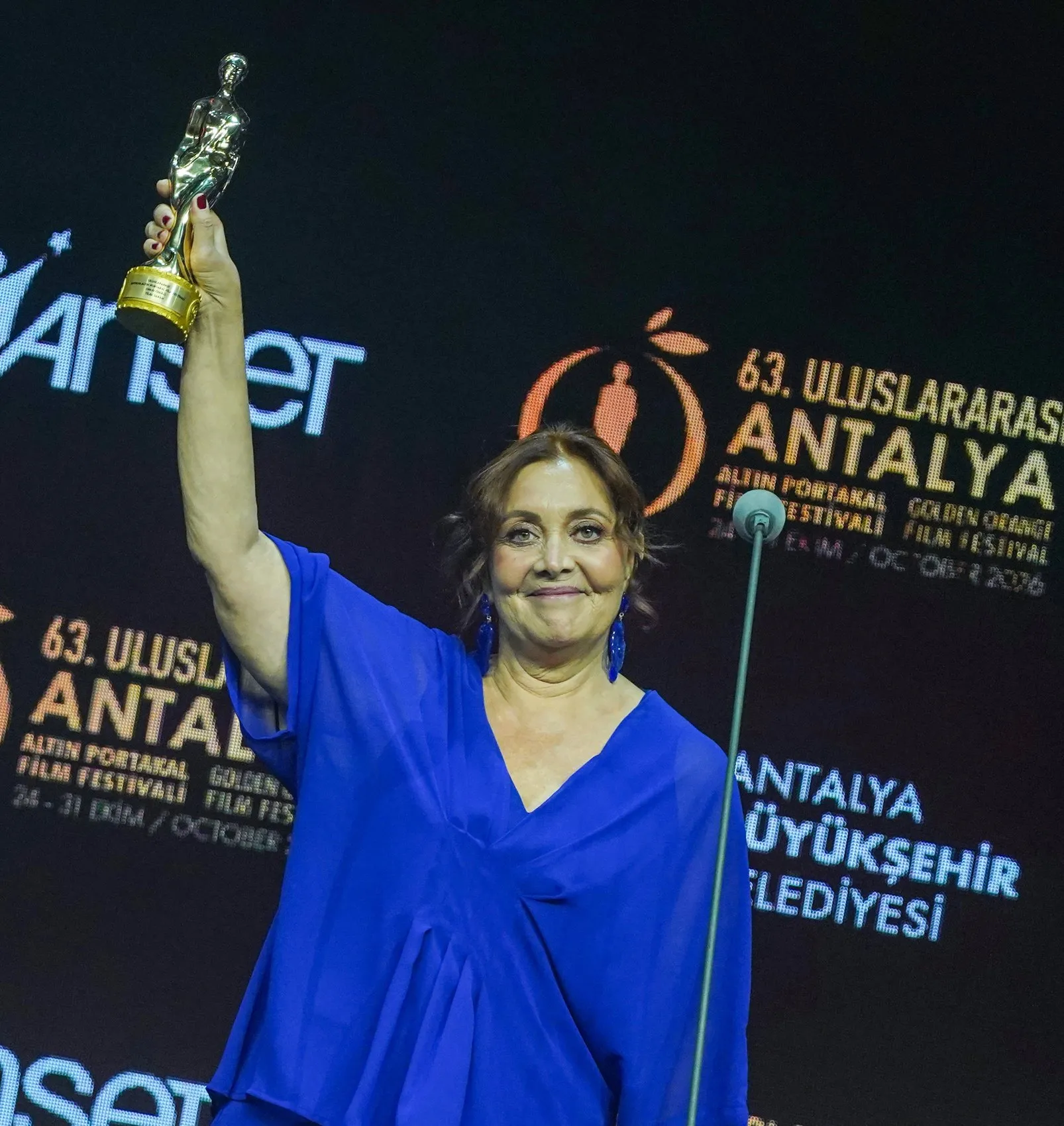 Altın Portakal'da duygusal anlar: Menderes Samancılar ödülünü özgür basına adadı