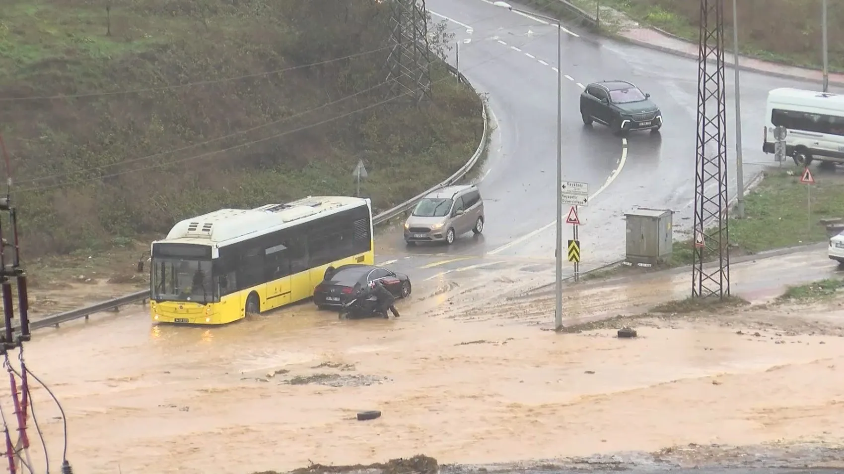 Başakşehir'de kabus dolu anlar: Bir anda yükselen sular araçları yuttu