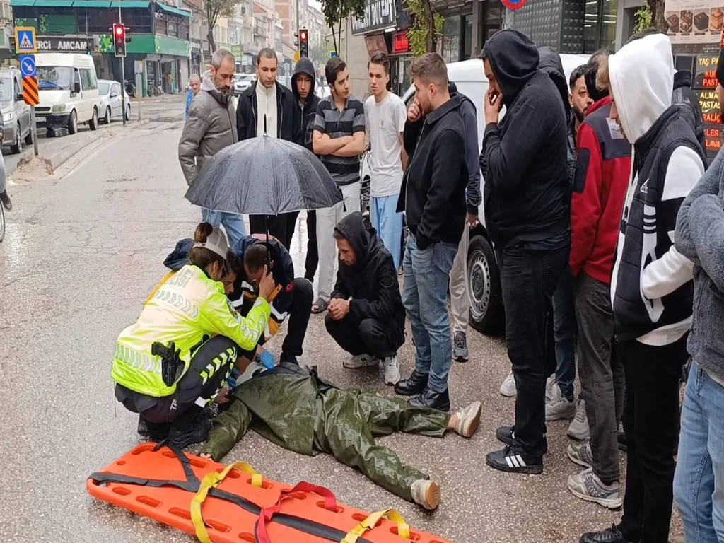 İnegöl'de vicdan nöbeti: Yaralı genci yağmurdan koruyan polise onur belgesi