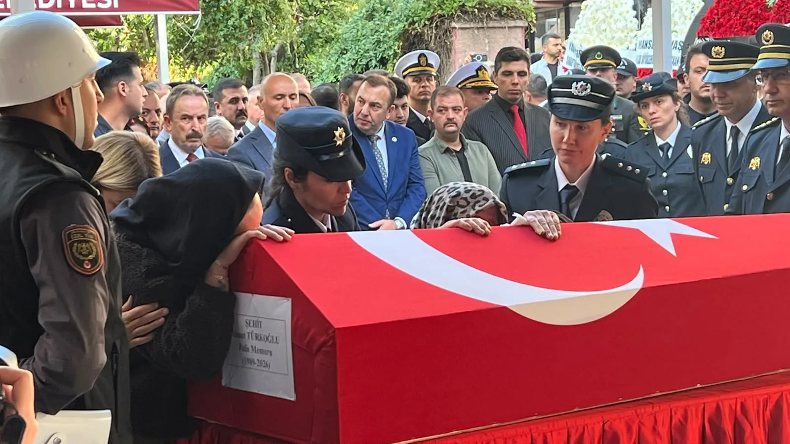 Ankara'da hüzünlü veda: Şehit polis Ahmet Türkoğlu son yolculuğuna uğurlandı