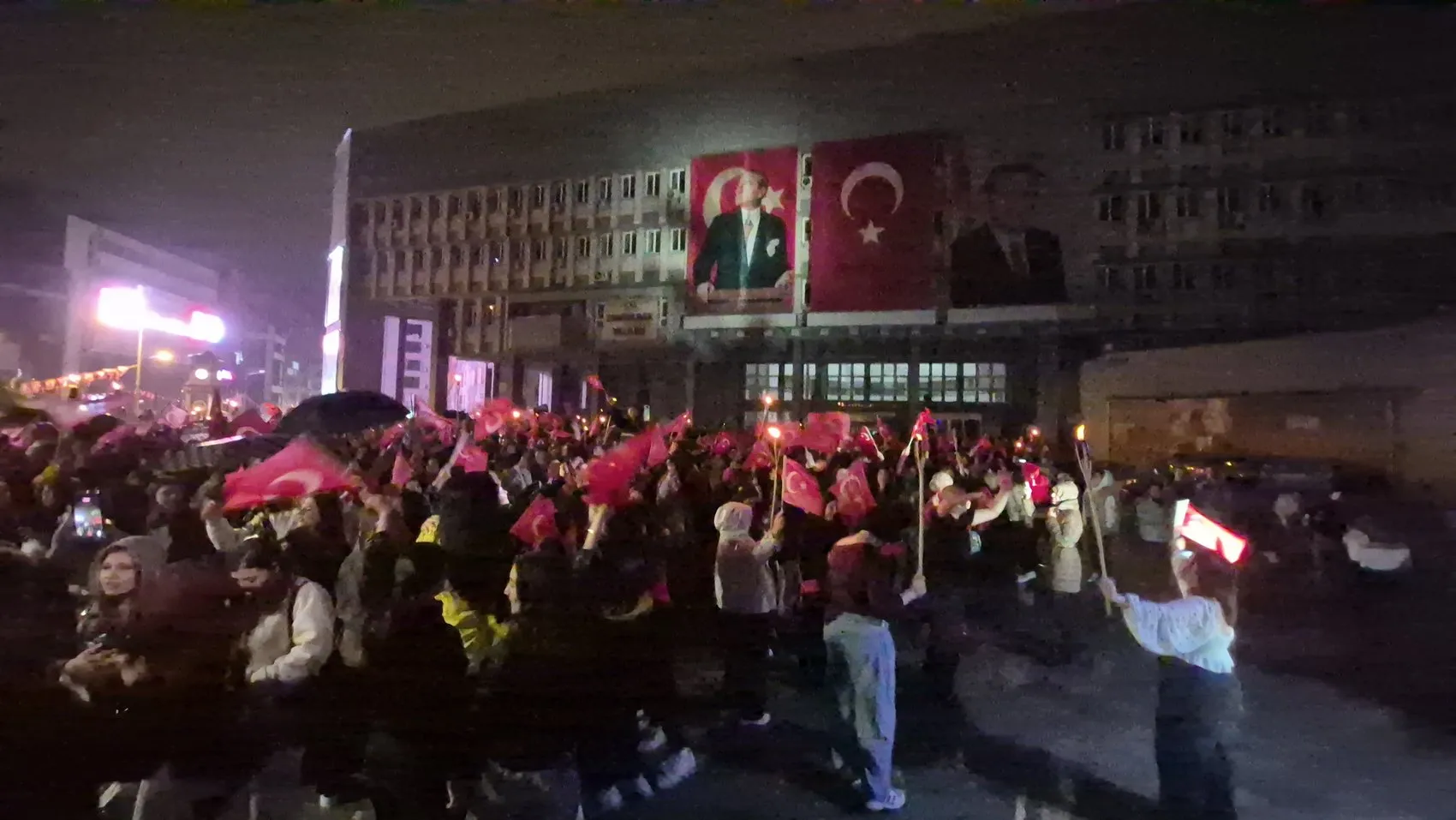 Zonguldak'ta sağanak yağışa rağmen Cumhuriyet coşkusu dinmedi