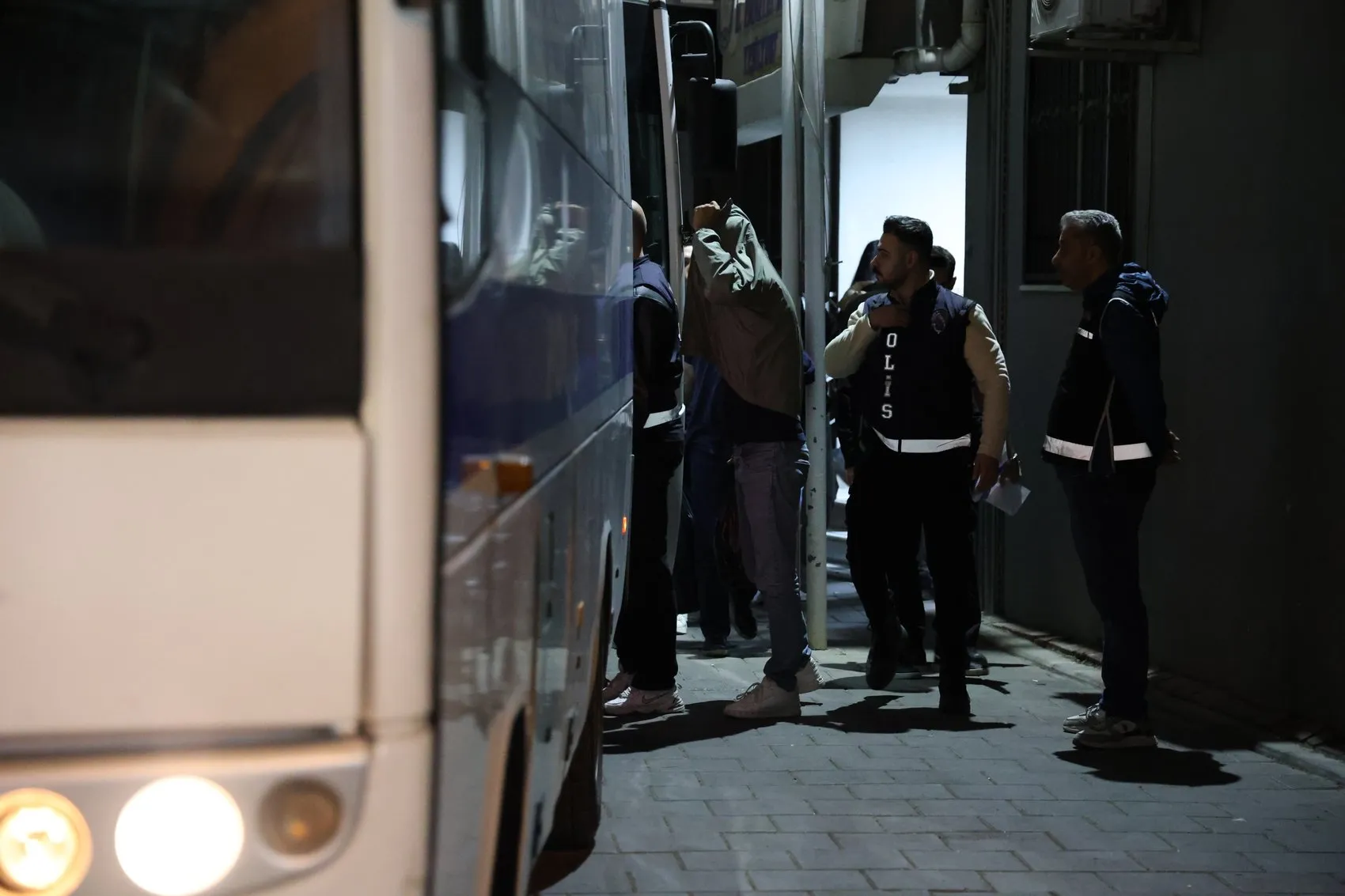Bayraklı Belediyesi'nde rüşvet ve ihale operasyonu: Eski başkan dahil 43 kişi hakim karşısında