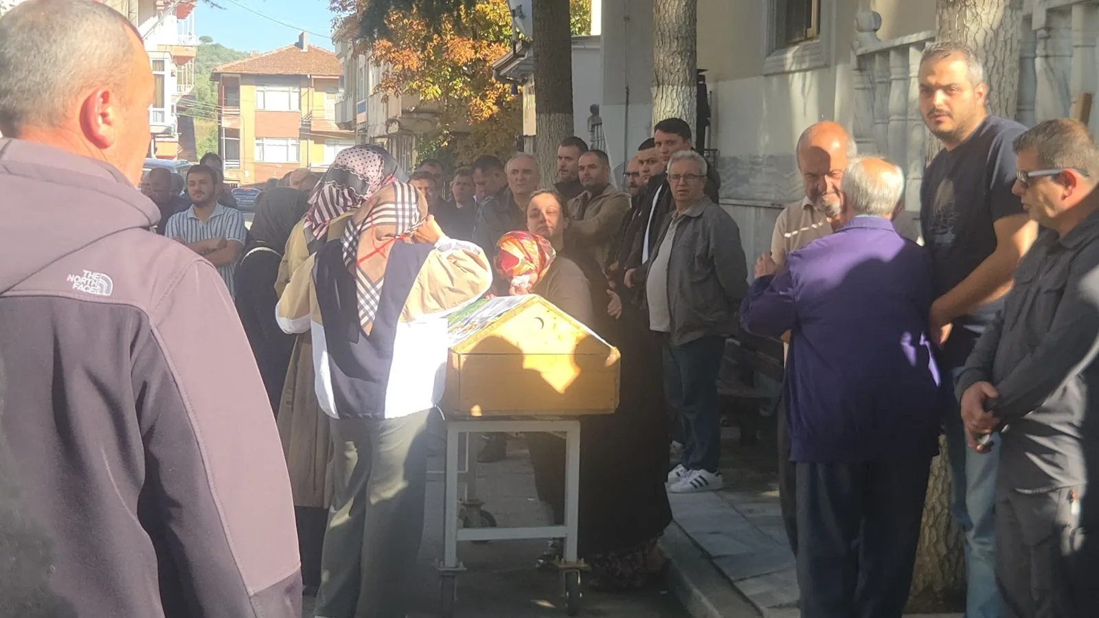 Orhangazi'de yürek yakan veda: Çatıdan düşen işçi son yolculuğuna uğurlandı