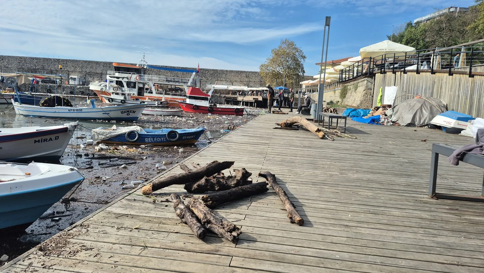 Zonguldak kıyılarında fırtına sonrası dayanışma: Denizden gelen odunlar ısınma kaynağı oldu
