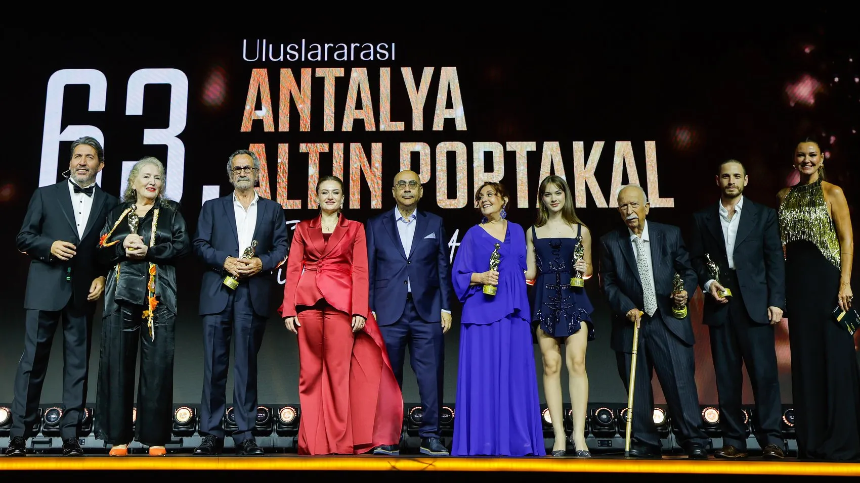 Altın Portakal'da duygusal anlar: Menderes Samancılar ödülünü özgür basına adadı