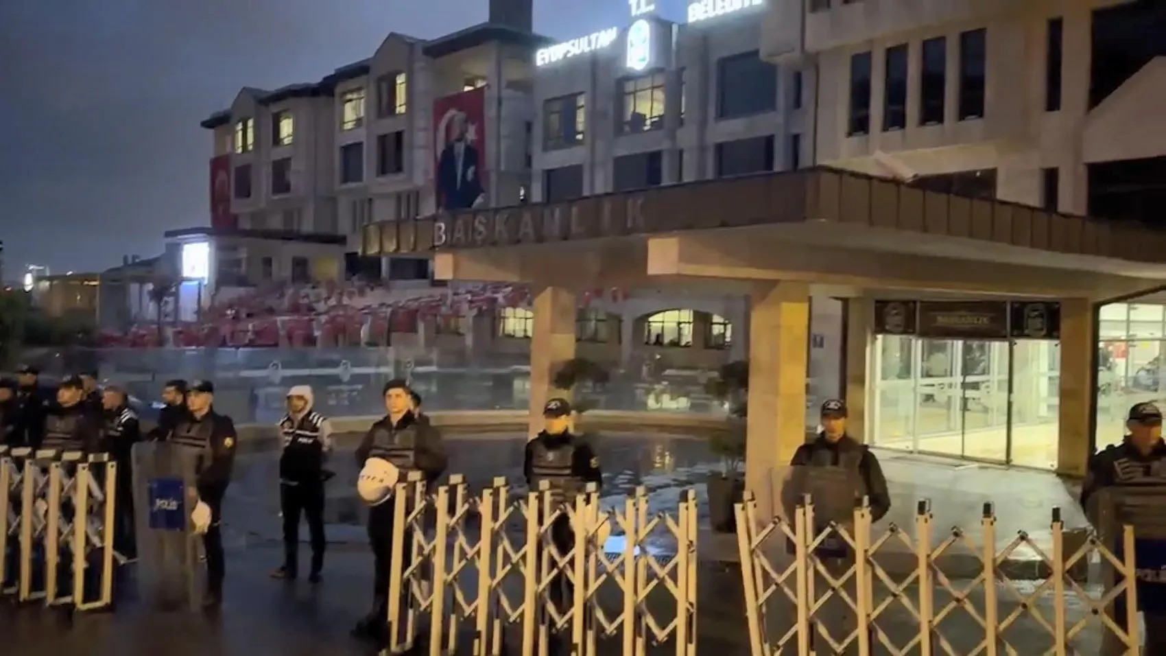 Eyüpsultan Belediyesi'nde şok baskın: Belediye Başkanı dahil 28 kişi gözaltında
