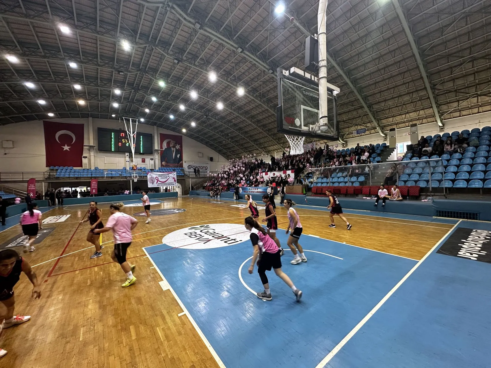 Edirne'de parke üzerinde pembe dayanışma: Sağlıkçılar erken tanı için sahaya indi