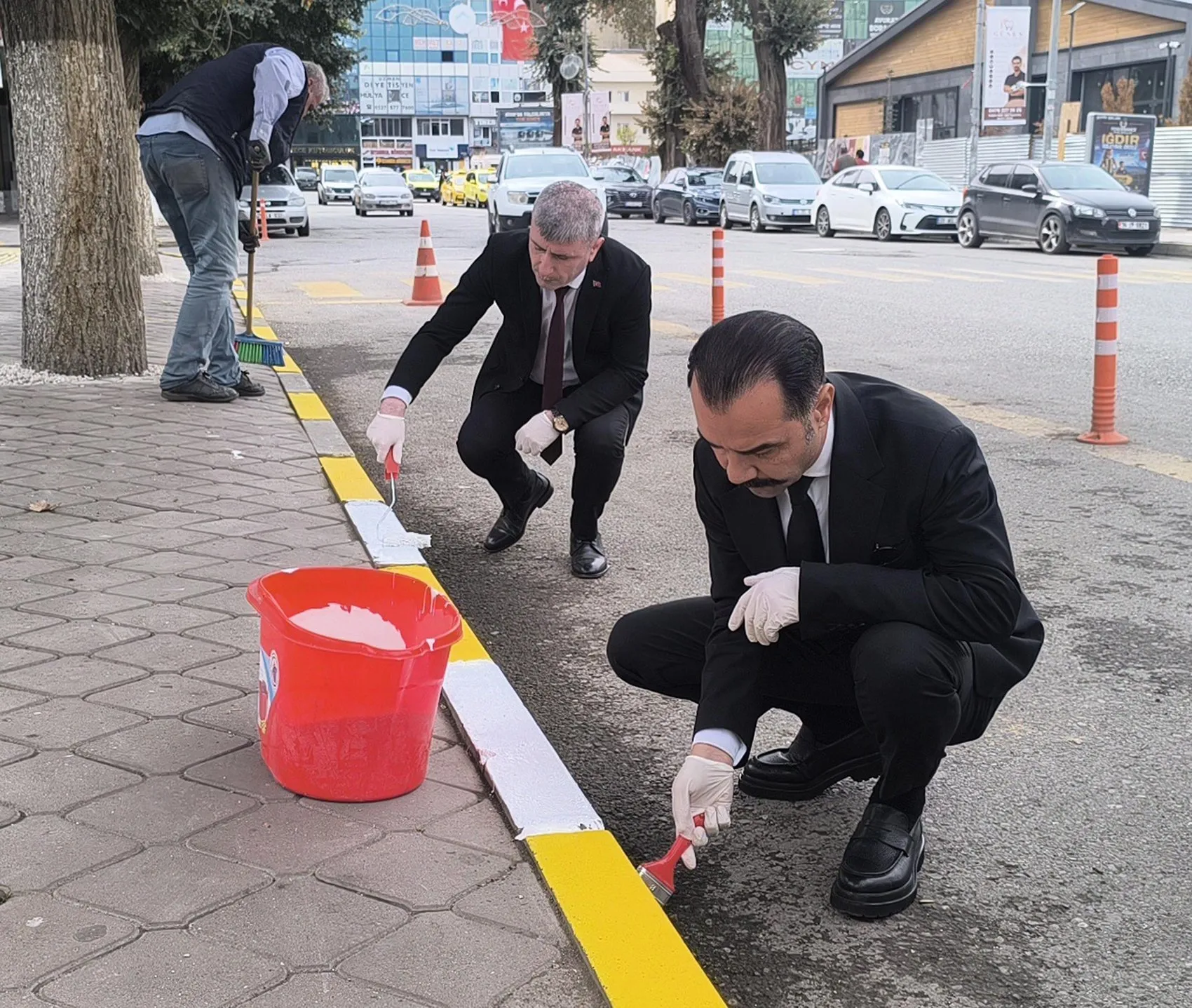 Iğdır'da cadde ve sokaklar değişiyor: Valilik personeli fırçayı eline aldı