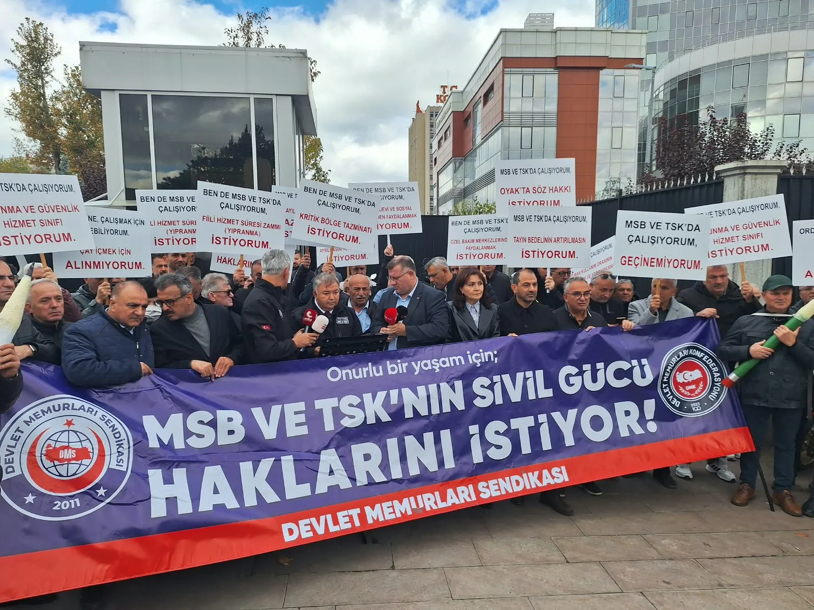 Savunma bünyesindeki sivil memurlardan Ankara'da kritik çağrı: Geçinemiyoruz